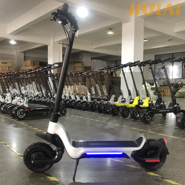 成人防水 600W 48V 10 英寸越野轮胎折叠电动滑板车
